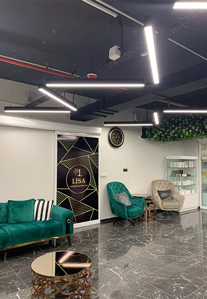 Lisa Güzellik Salonu'nun yeşil kadife koltuklu bekleme alanı